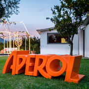 SLIDE® Studion suunnittelema sulavalinjainen APEROL design oranssi penkki Pumpkin Orange värillä.