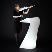 Karim Rashidin suunnittelema sulavalinjainen SWISH Puhujakoroke Milky White värillä.