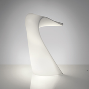 Karim Rashidin suunnittelema sulavalinjainen SWISH Puhujakoroke Milky White värillä.