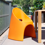 Italo Pertichinin suunnittelema sulavalinjainen AMÉLIE design tuoli.