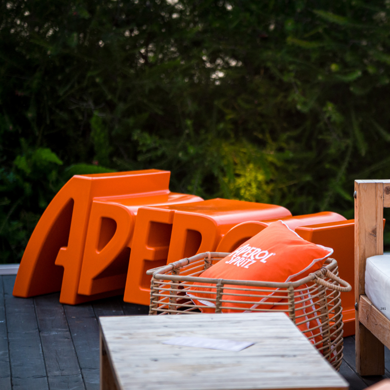 SLIDE® Studion suunnittelema sulavalinjainen APEROL design oranssi penkki Pumpkin Orange värillä.