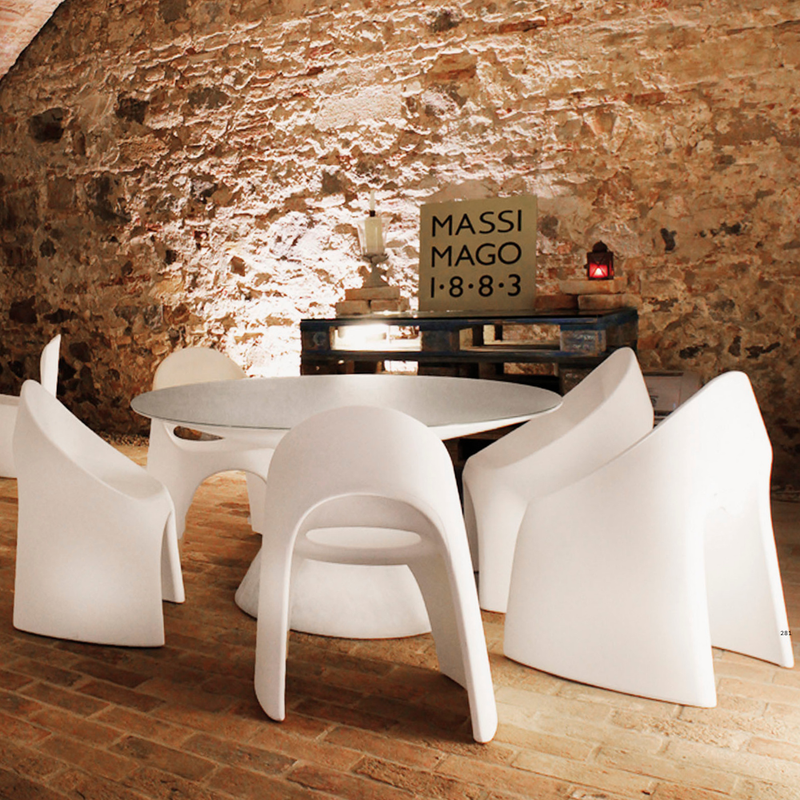 Italo Pertichinin suunnittelema sulavalinjainen AMÉLIE design tuoli.