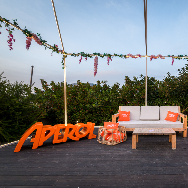 SLIDE® Studion suunnittelema sulavalinjainen APEROL design oranssi penkki Pumpkin Orange värillä.