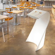 Karim Rashidin suunnittelema sulavalinjainen SWISH Puhujakoroke.