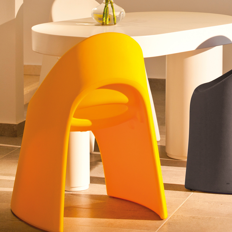 Italo Pertichinin suunnittelema sulavalinjainen AMÉLIE design tuoli.