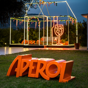 SLIDE® Studion suunnittelema sulavalinjainen APEROL design oranssi penkki Pumpkin Orange värillä.