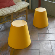 Giò Colonna Romanon suunnittelema selkeälinjainen ALI BABA Keltainen Jakkara Saffron Yellow värillä.