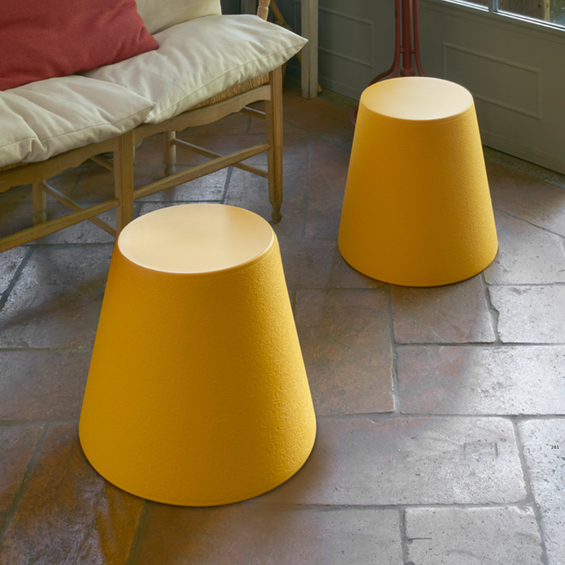 Giò Colonna Romanon suunnittelema selkeälinjainen ALI BABA Keltainen Jakkara Saffron Yellow värillä.