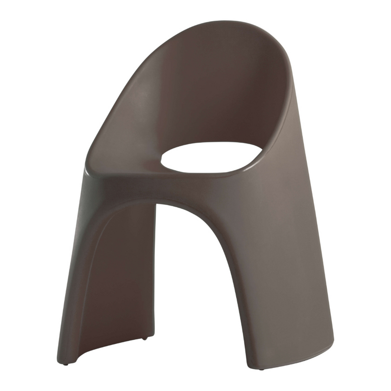 Italo Pertichinin suunnittelema sulavalinjainen AMÉLIE design tuoli Chocolate Brown värillä