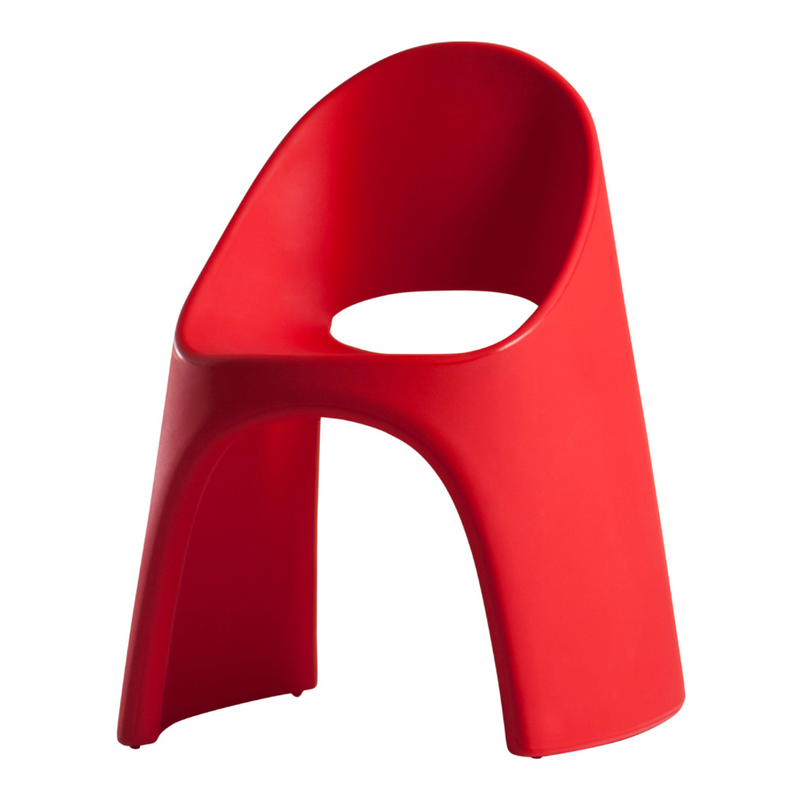 Italo Pertichinin suunnittelema sulavalinjainen AMÉLIE design tuoli Flame Red värillä