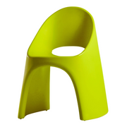 Italo Pertichinin suunnittelema sulavalinjainen Vihreä AMÉLIE design tuoli Lime Green värillä