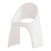 Italo Pertichinin suunnittelema sulavalinjainen valkoinen AMÉLIE design tuoli Milky White värillä