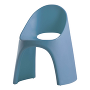 Italo Pertichinin suunnittelema sulavalinjainen sininen AMÉLIE design tuoli Powder Blue värillä