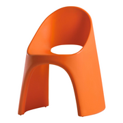 Italo Pertichinin suunnittelema sulavalinjainen AMÉLIE design tuoli oranssilla Pumpkin Orange värillä