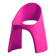 Italo Pertichinin suunnittelema sulavalinjainen AMÉLIE design tuoli Sweet Fuchsia värillä
