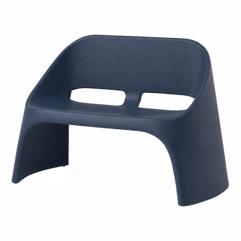 Italo Pertichinin suunnittelema sulavalinjainen AMÉLIE DUETTO design Sohva Sininen Deep Blue värillä.