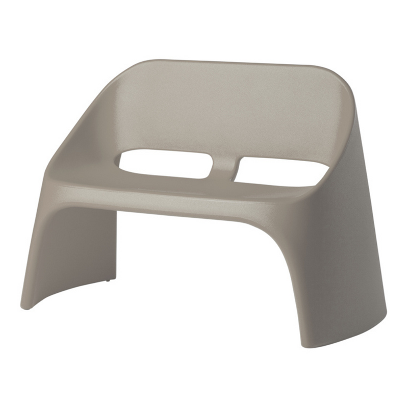 Italo Pertichinin suunnittelema sulavalinjainen AMÉLIE DUETTO design Sohva Dove Grey värillä.