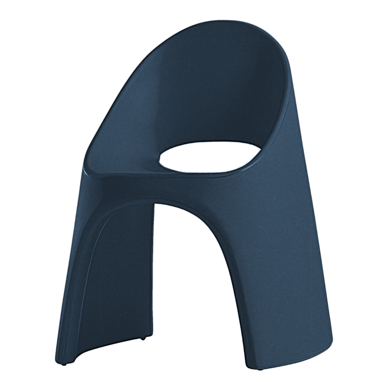 Italo Pertichinin suunnittelema sulavalinjainen AMÉLIE design tuoli Sininen Deep Blue värillä.