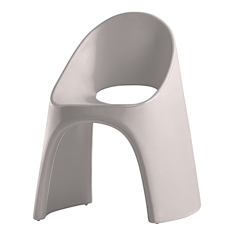Italo Pertichinin suunnittelema sulavalinjainen AMÉLIE design tuoli Valkoinen Mist White värillä.