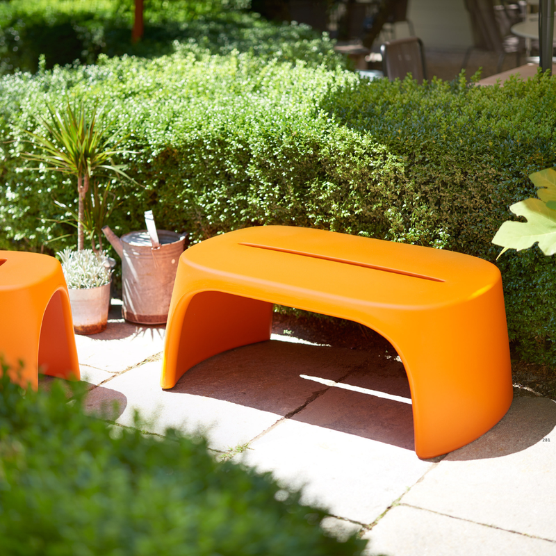 Italo Pertichinin suunnittelema sulavalinjainen AMÉLIE PANCHETTA design penkki