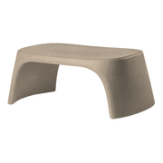 Italo Pertichinin suunnittelema sulavalinjainen AMÉLIE PANCHETTA design penkki Beige Almond Beige värillä.