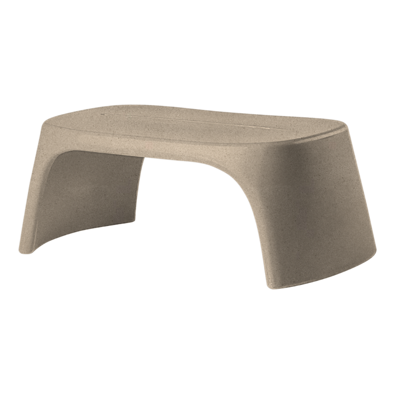 Italo Pertichinin suunnittelema sulavalinjainen AMÉLIE PANCHETTA design penkki Beige Almond Beige värillä.
