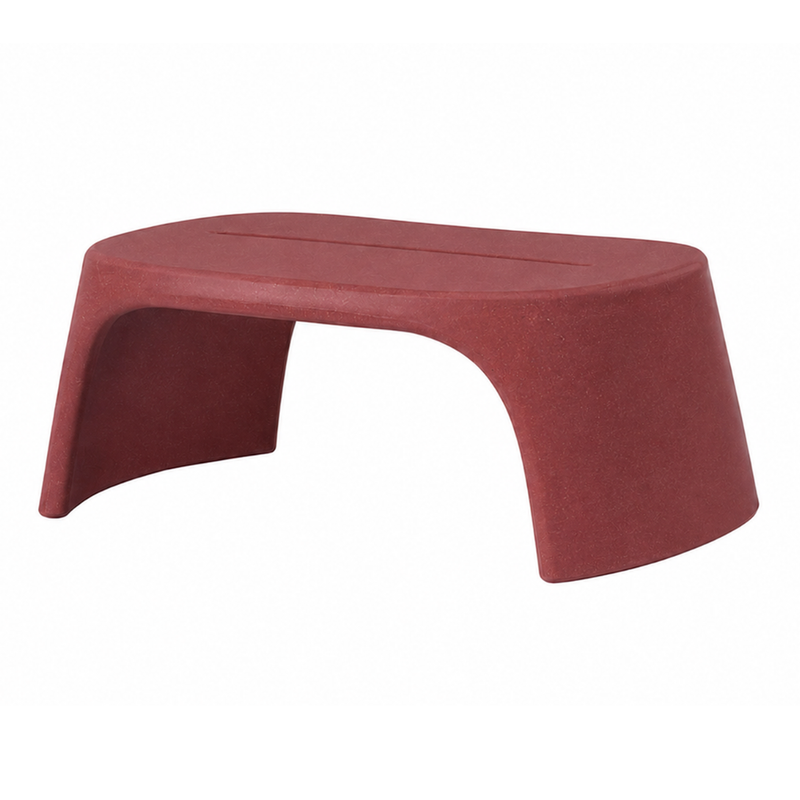Italo Pertichinin suunnittelema sulavalinjainen AMÉLIE PANCHETTA design penkki Punainen Hibiscus Red värillä.