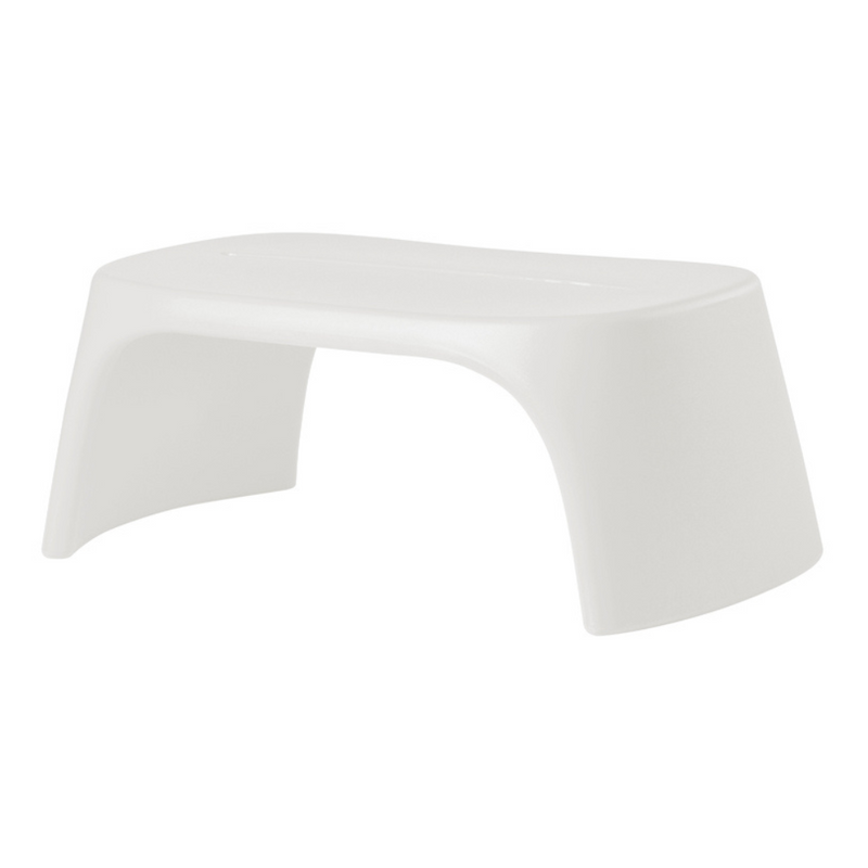 Italo Pertichinin suunnittelema sulavalinjainen AMÉLIE PANCHETTA design penkki Milky White värillä.