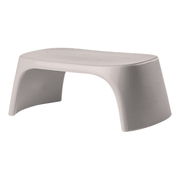 Italo Pertichinin suunnittelema sulavalinjainen AMÉLIE PANCHETTA design penkki Valkoinen Mist White värillä.