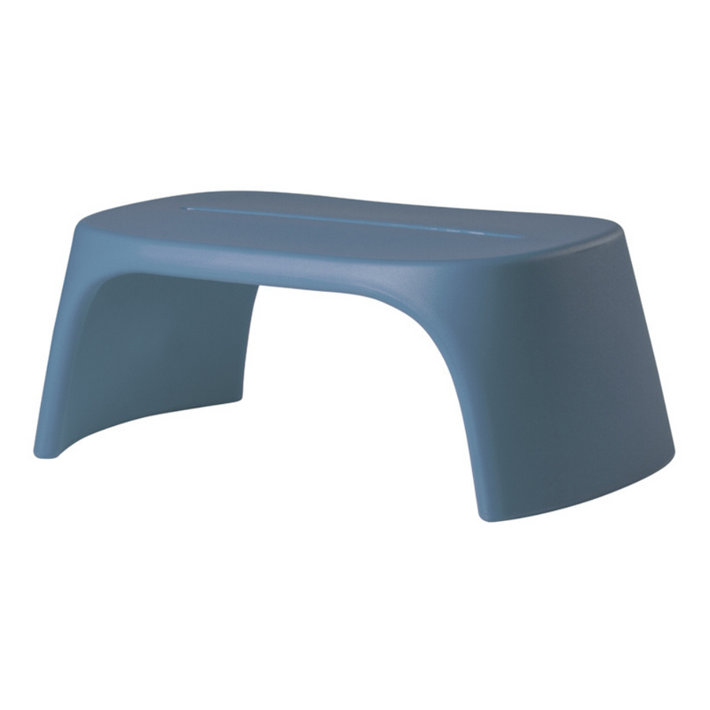 Italo Pertichinin suunnittelema sulavalinjainen AMÉLIE PANCHETTA design penkki Powder Blue värillä.