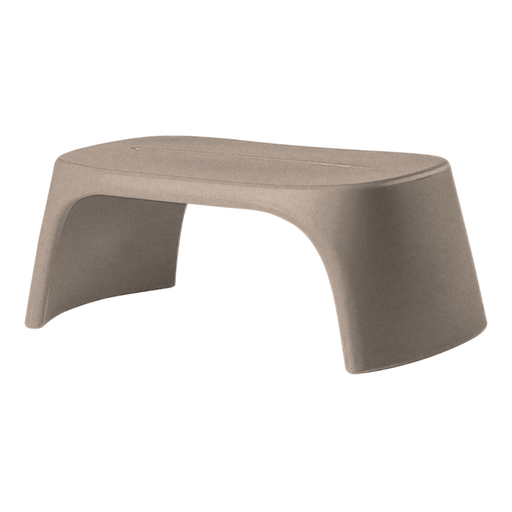 Italo Pertichinin suunnittelema sulavalinjainen AMÉLIE PANCHETTA design penkki Ruskea Sahara Sand värillä.