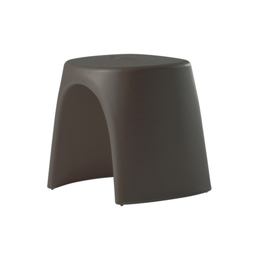 Italo Pertichinin suunnittelema sulavalinjainen AMÉLIE SGABELLO design jakkara Chocolate Brown värillä.