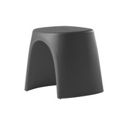 Italo Pertichinin suunnittelema sulavalinjainen AMÉLIE SGABELLO design jakkara Elephant Grey värillä.