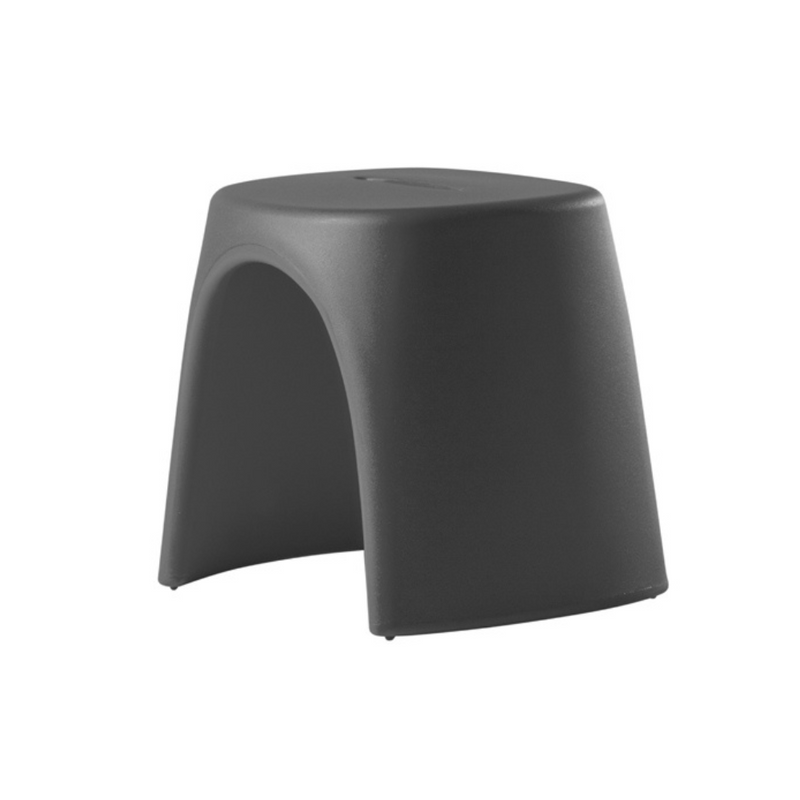 Italo Pertichinin suunnittelema sulavalinjainen AMÉLIE SGABELLO design jakkara Elephant Grey värillä.