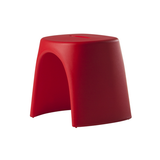 Italo Pertichinin suunnittelema sulavalinjainen AMÉLIE SGABELLO design jakkara Flame Red värillä.