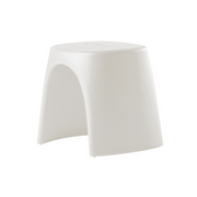 Italo Pertichinin suunnittelema sulavalinjainen AMÉLIE SGABELLO design jakkara Milky White värillä.