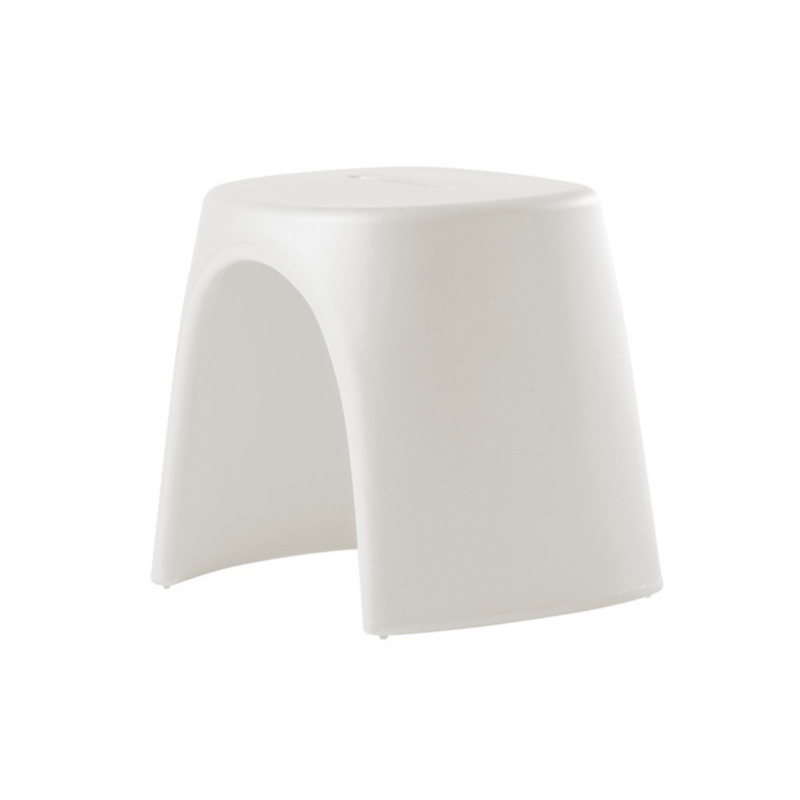 Italo Pertichinin suunnittelema sulavalinjainen AMÉLIE SGABELLO design jakkara Milky White värillä.