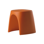 Italo Pertichinin suunnittelema sulavalinjainen AMÉLIE SGABELLO design jakkara Pumpkin Orange värillä.