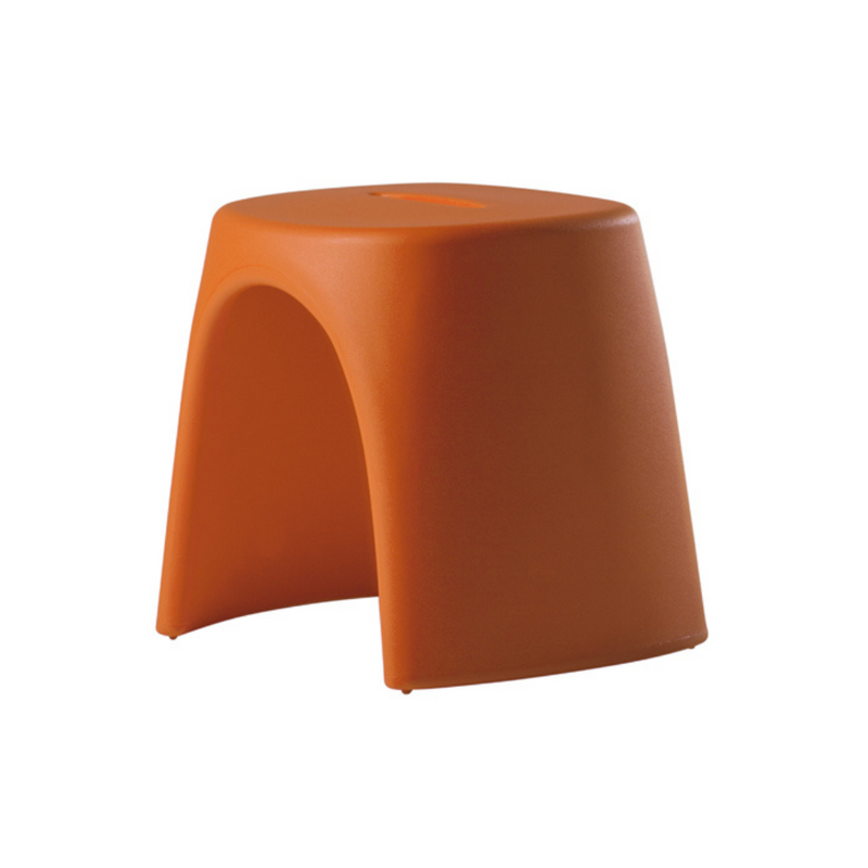 Italo Pertichinin suunnittelema sulavalinjainen AMÉLIE SGABELLO design jakkara Pumpkin Orange värillä.