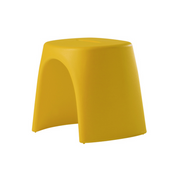 Italo Pertichinin suunnittelema sulavalinjainen AMÉLIE SGABELLO design jakkara Saffron Yellow värillä.