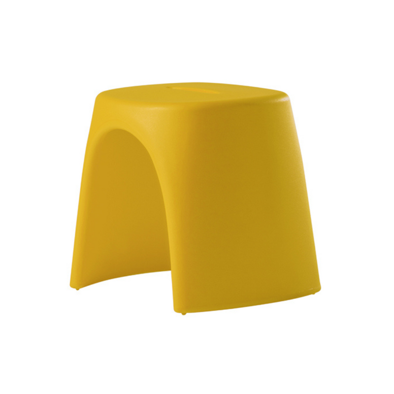 Italo Pertichinin suunnittelema sulavalinjainen AMÉLIE SGABELLO design jakkara Saffron Yellow värillä.