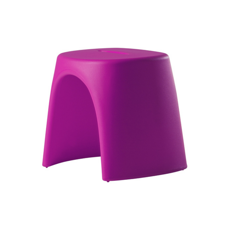 Italo Pertichinin suunnittelema sulavalinjainen AMÉLIE SGABELLO design jakkara Sweet Fuchsia värillä.