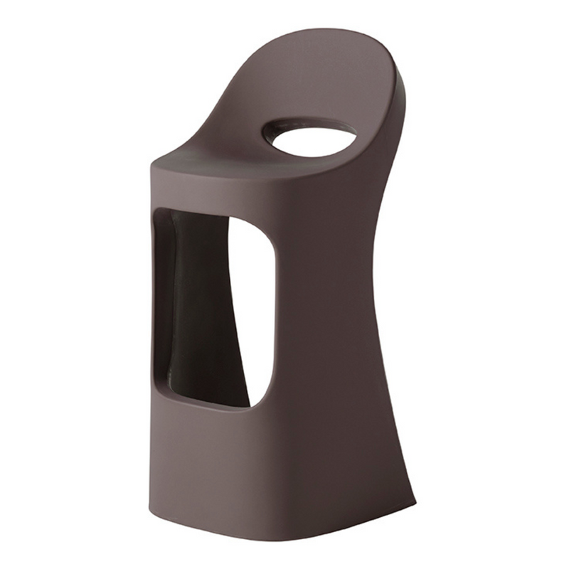 Italo Pertichinin suunnittelema sulavalinjainen ruskea AMÉLIE SIT UP Baarituoli Chocolate Brown värillä.