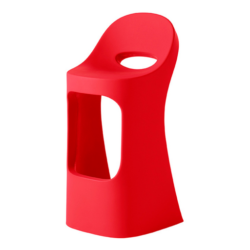Italo Pertichinin suunnittelema sulavalinjainen punainen AMÉLIE SIT UP Baarituoli Flame Red värillä.