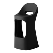 Italo Pertichinin suunnittelema sulavalinjainen musta AMÉLIE SIT UP Baarituoli Jet Black värillä.