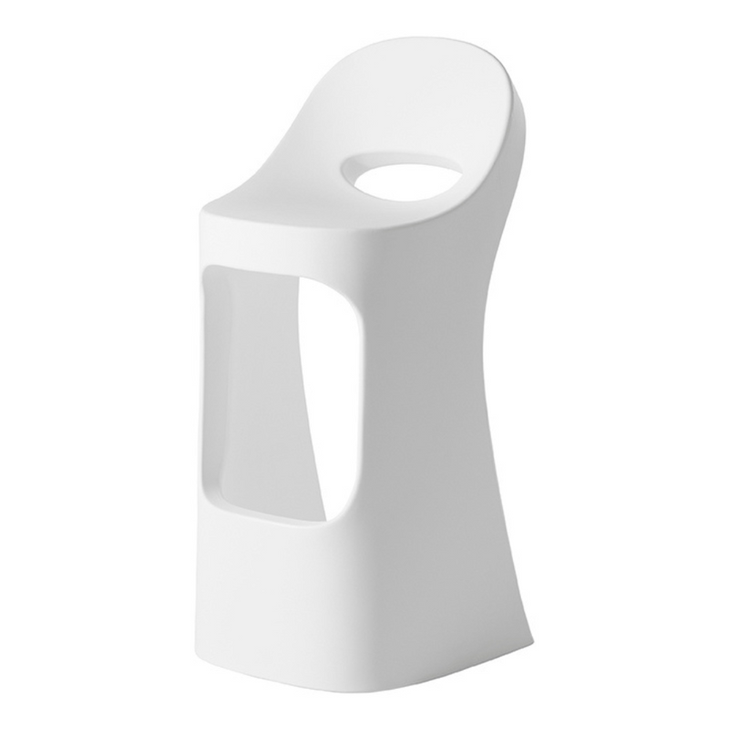 Italo Pertichinin suunnittelema sulavalinjainen valkoinen AMÉLIE SIT UP Baarituoli Milky White värillä.