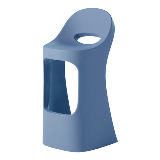Italo Pertichinin suunnittelema sulavalinjainen sininen AMÉLIE SIT UP Baarituoli Powder Blue värillä.