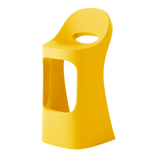Italo Pertichinin suunnittelema sulavalinjainen keltainen AMÉLIE SIT UP Baarituoli Saffron Yellow värillä.