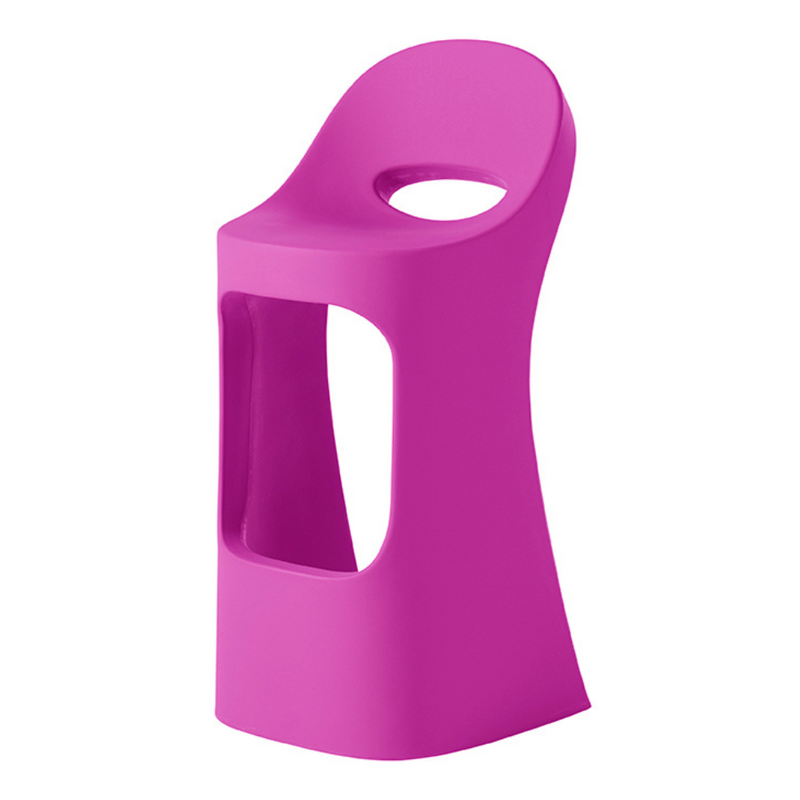 Italo Pertichinin suunnittelema sulavalinjainen pinkki AMÉLIE SIT UP Baarituoli Sweet Fuchsia värillä.