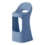 Italo Pertichinin suunnittelema sulavalinjainen AMÉLIE SIT UP Korkea tuoli Powder Blue värillä.